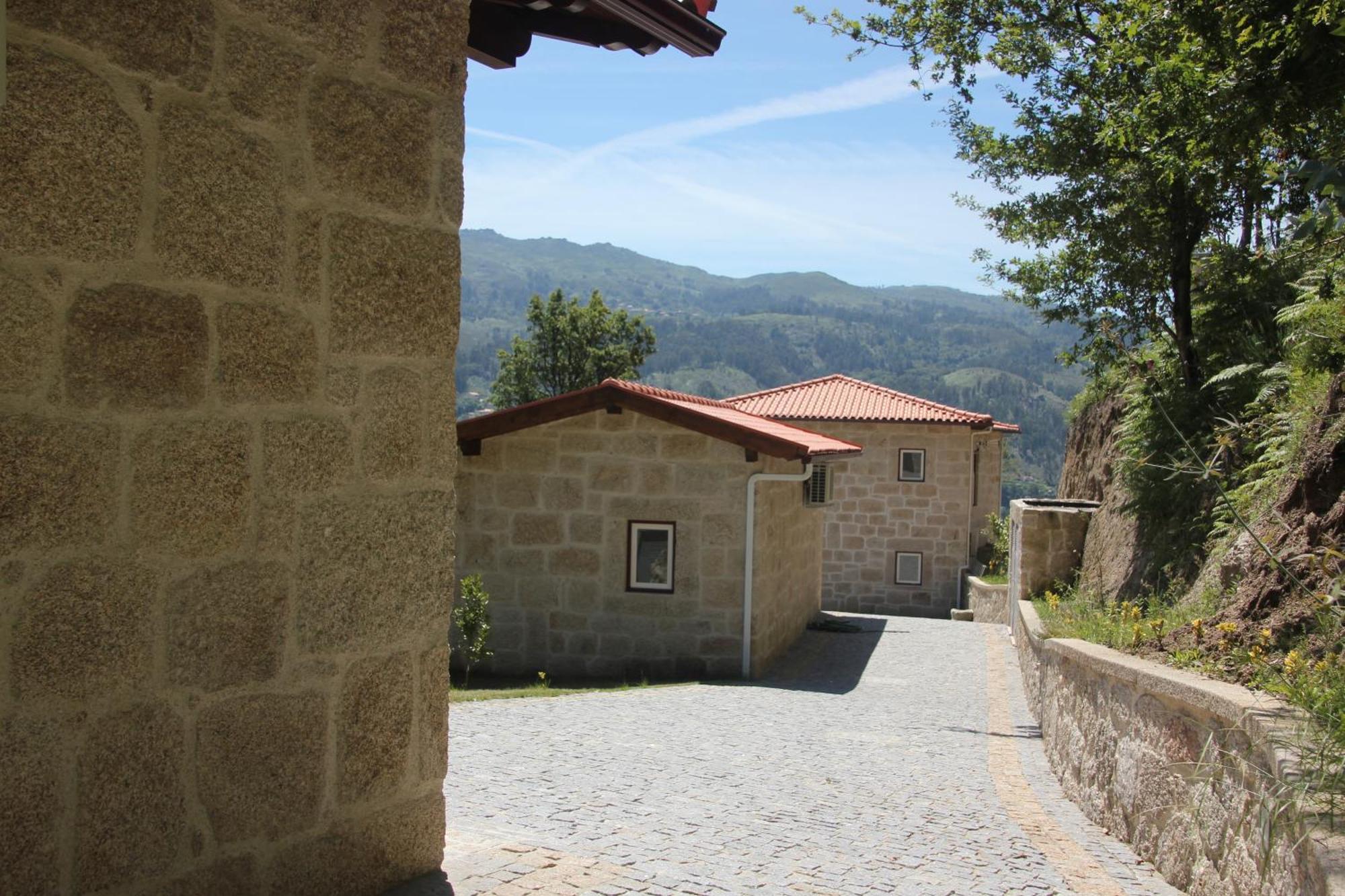 Encostas Da Torre Guest House Terras de Bouro Exterior photo